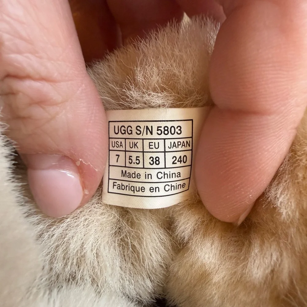 Authentic UGG Australia Bailey Button Boots in Walnut - Size 7 - Picture 11 of 11